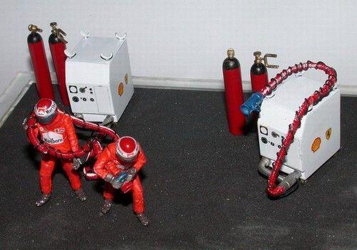 Set x diorama - 4 estintori + 2 carrelli carburante + 2 meccanici